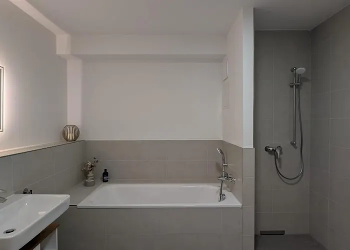 Modernes Voll Moebliertes Am Mit Garten, Nahe Ber *