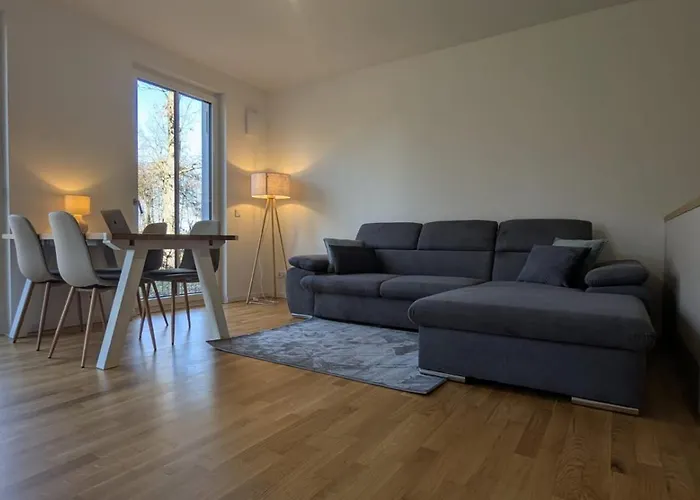 Modernes Voll Moebliertes Am Mit Garten, Nahe Ber شقة *