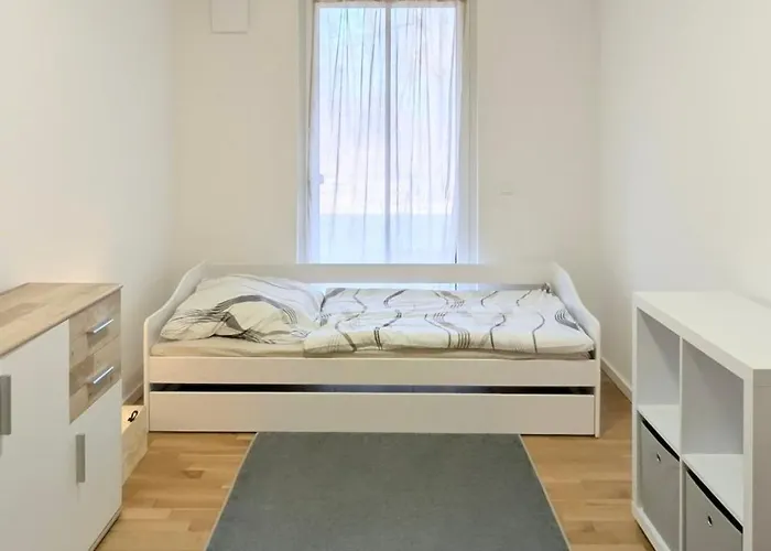 Modernes Voll Moebliertes Am Mit Garten, Nahe Ber